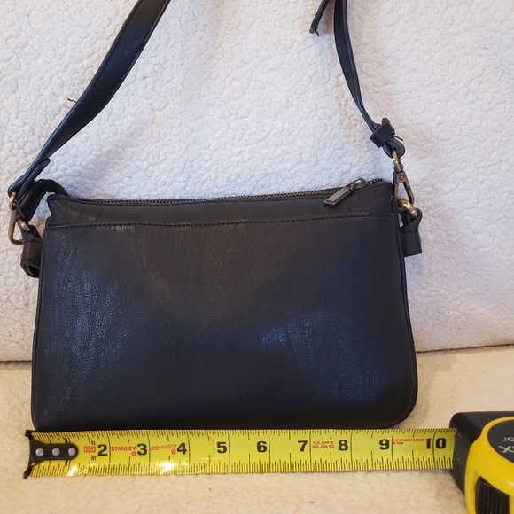 Textured Leather Black Crossbody by GH Bass & Co - Picture 4 of 9